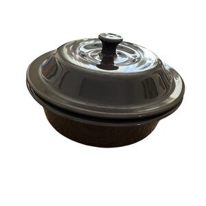 NWOT The Pampered Chef Small Covered Baker in Warm Gray